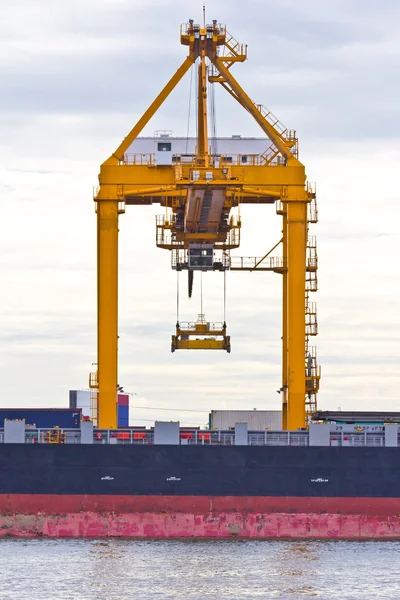 Jeřáb pracuje s nákladem kontejneru v loděnici — Stock fotografie