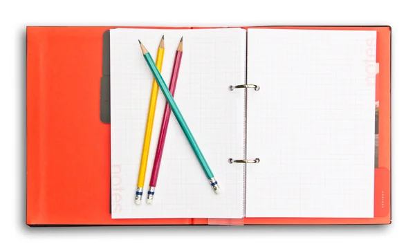 Czerwony notatnik i ołówek na białym tle ze ścieżką przycinającą — Zdjęcie stockowe
