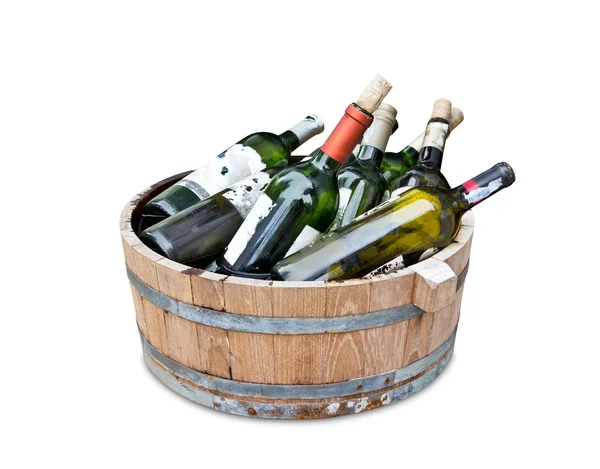 Prázdné láhve vína v dřevěné nádrži s ořezovou cestou — Stock fotografie
