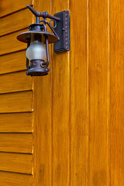 Lanterna vintage na parede de madeira — Fotografia de Stock