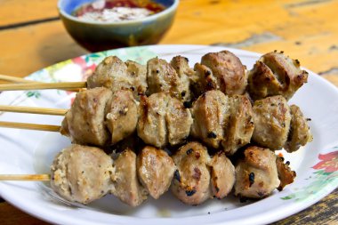 dispararon bolas de carne con salsa de chili y deliciosa comida tailandesa