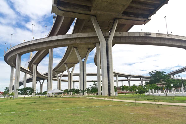 サムット ・ プラカーン バンコク, タイのプミポン橋 — ストック写真
