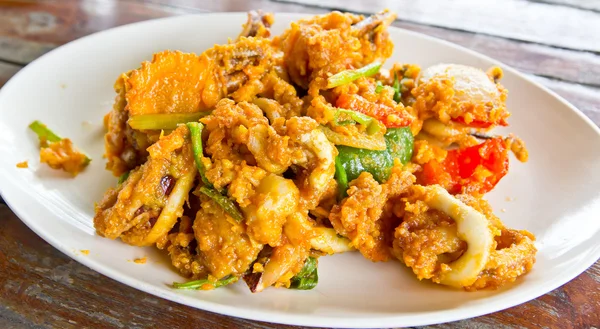 Calamar cocido con huevo salado deliciosa comida tailandesa —  Fotos de Stock