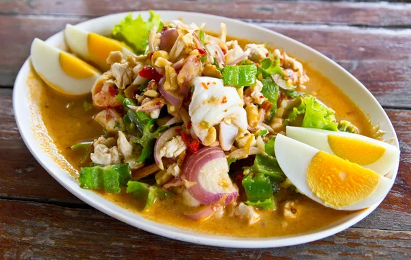 Frutos do mar de nozes betal e salada de pimenta deliciosa comida tailandesa — Fotografia de Stock