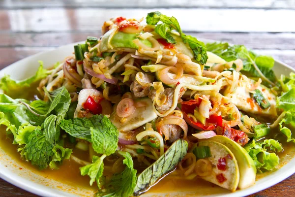 Rundvlees en chili salade heerlijk Thais eten — Stockfoto