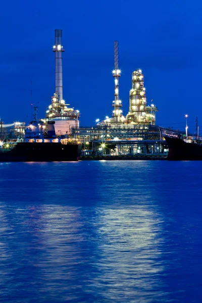 Ropy naftowej rafinerii roślina wzdłuż rzeki w Bangkoku — Zdjęcie stockowe