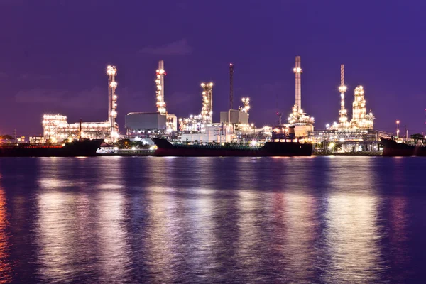 Oil refinery plant along river in Bangkok — Stock Photo, Image
