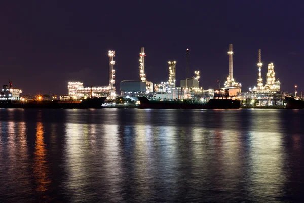 Raffinerieanlage entlang des Flusses in Bangkok — Stockfoto