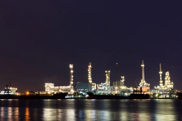 Planta de refinaria de petróleo ao longo do rio em Bancoc — Fotografia de Stock