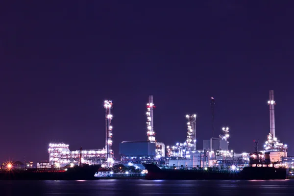 Нефтеперерабатывающий завод вдоль реки в Бангкоке — стоковое фото