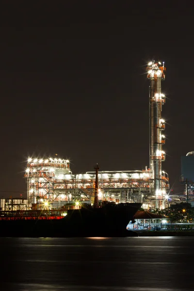 Planta de refinería de petróleo junto al río en Bangkok —  Fotos de Stock