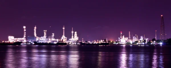 在曼谷河沿岸炼油厂 — 图库照片