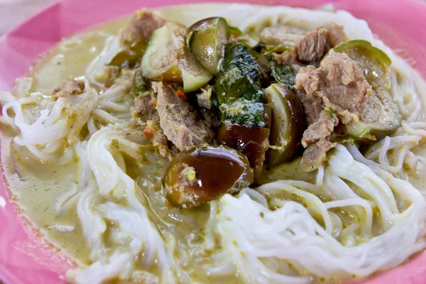 Wołowiny zielone curry z ryż tajski makaron pyszne tajskie jedzenie — Zdjęcie stockowe
