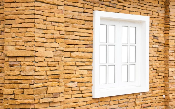 Weißes Fenster an der Steinmauer — Stockfoto