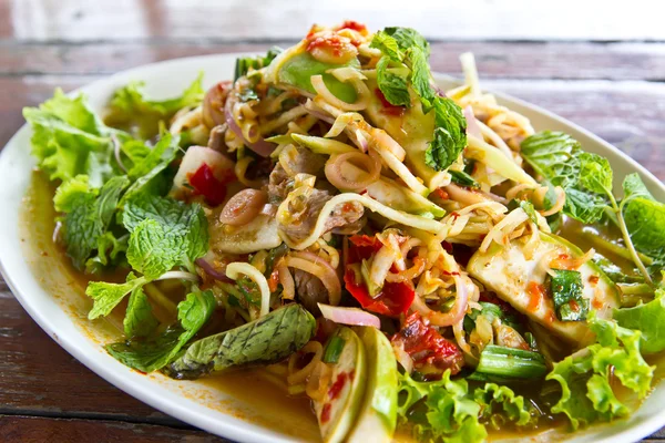 Kjøtt- og chilisalat deilige thai-mat – stockfoto