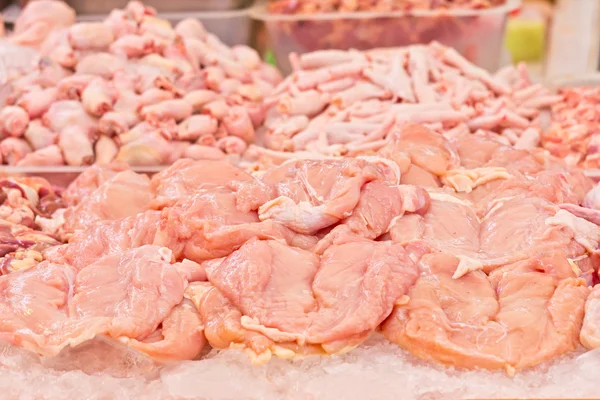 Pollos frescos en el mercado —  Fotos de Stock