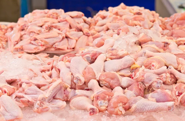 Pollos frescos en el mercado —  Fotos de Stock