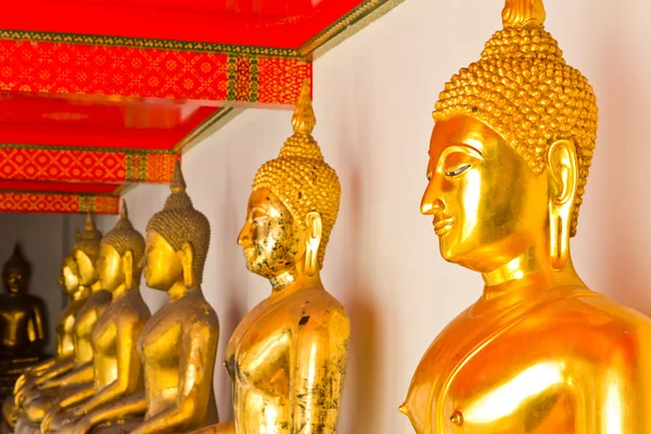 Socha Buddhy v thajském chrámu — Stock fotografie