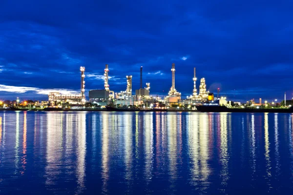 Olie raffinaderij plant langs de rivier in bangkok — Stockfoto