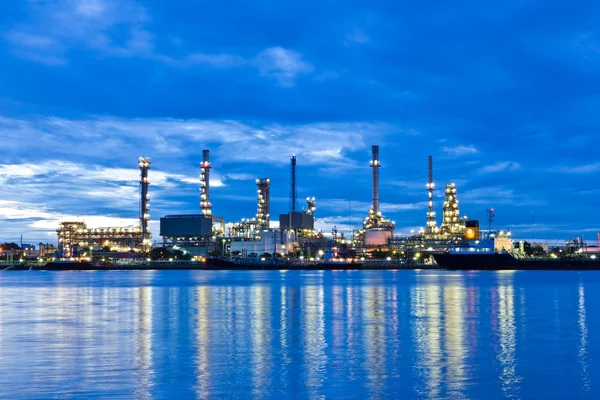 Oil refinery plant along river in Bangkok — Stock Photo, Image