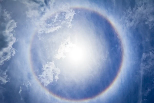 Corona no céu azul, anel ao redor do sol — Fotografia de Stock