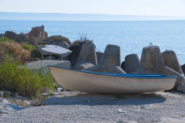 yakın Karadeniz kıyısında plastik tekne