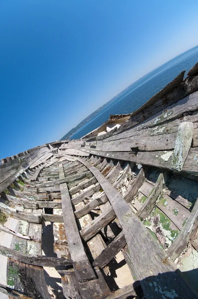 Gamla båt på stenar nära Svarta havet — Stockfoto