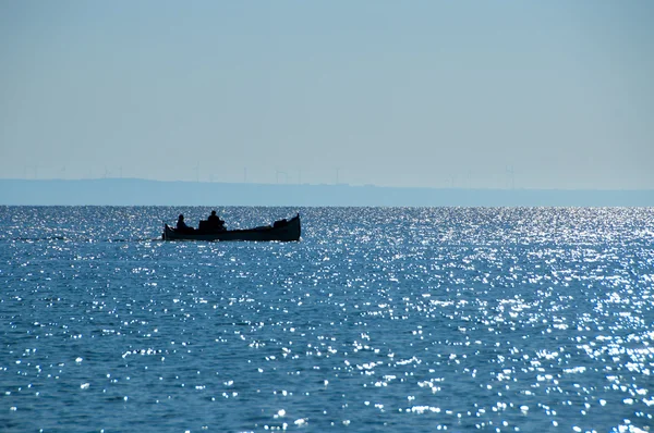 Widok na morze i rybaków w łodzi — Zdjęcie stockowe