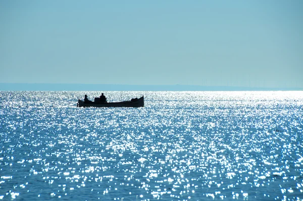 海とボートの漁師のビュー — ストック写真