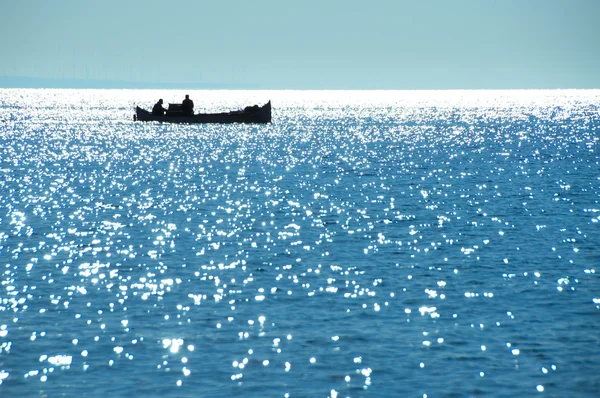 Vista sul mare e pescatori in barca — Foto Stock