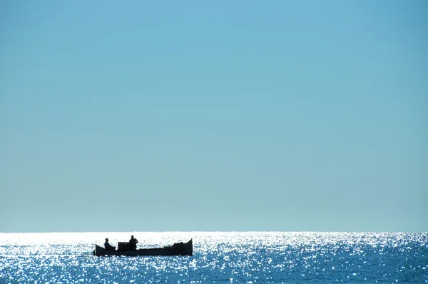 नाव में समुद्र और मछुआरों का दृश्य — स्टॉक फ़ोटो, इमेज