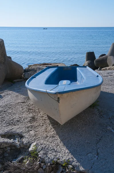 Plastic boat on the shore near the black sea — Stock Photo, Image
