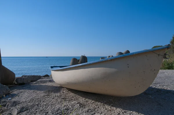 Plastic boot aan de kust in de buurt van de Zwarte Zee — Stockfoto