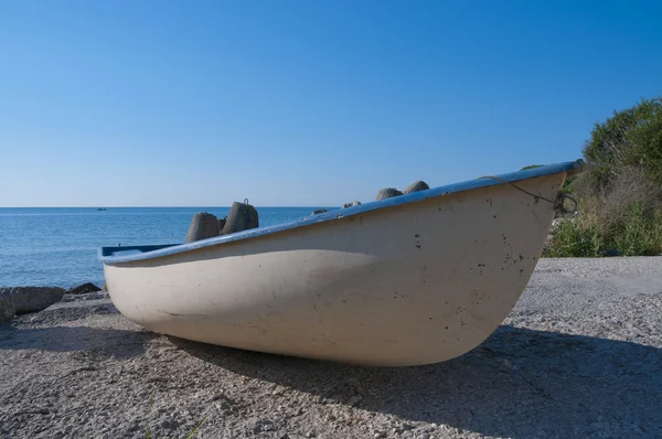 Plast båt på stranden nära Svarta havet — Stockfoto