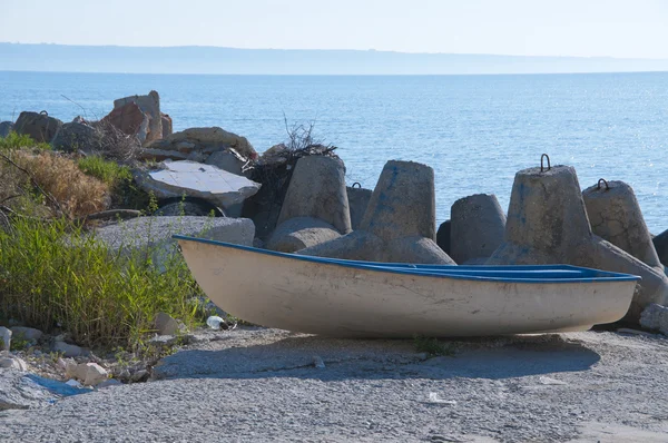 黒海の近くの海岸にプラスチック製のボート — ストック写真