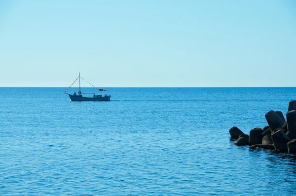 Smal motor yacht sailing through the black sea — Stock Photo, Image