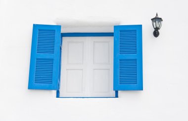 beyaz bina fenerle mavi ahşap pencere