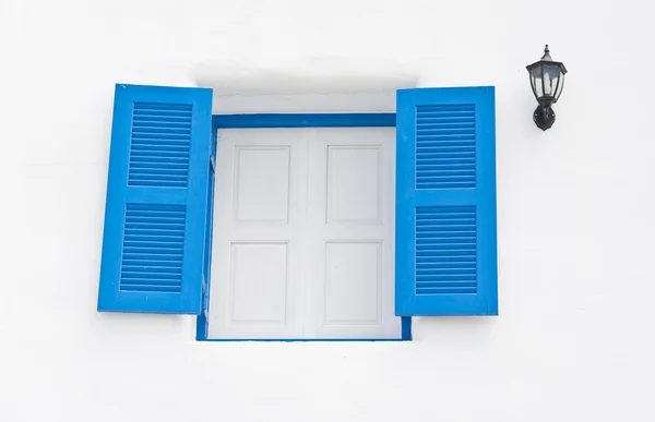 Niebieskie okna drewniane z latarnią w białym budynku — Zdjęcie stockowe