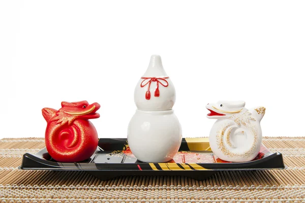 Gourd in ceramica bianca con due draghi in ceramica — Foto Stock