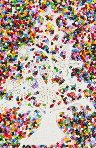 Árvore de Natal com pequeno tubo de plástico colorido — Fotografia de Stock