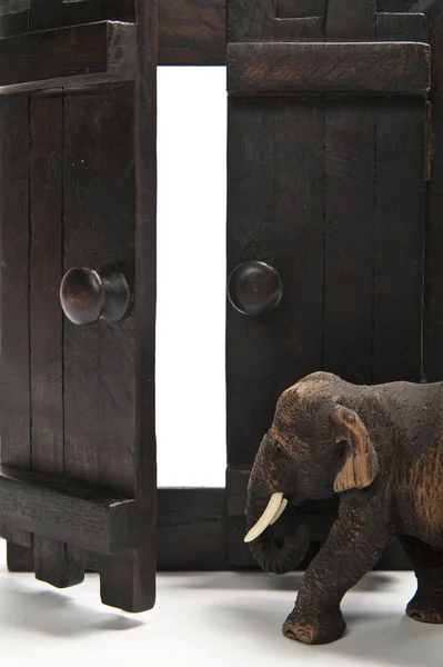 Słoń chodzić do drewnianych drzwi — Zdjęcie stockowe