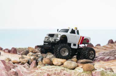plaj boyunca Offroad kamyon sürücüsü