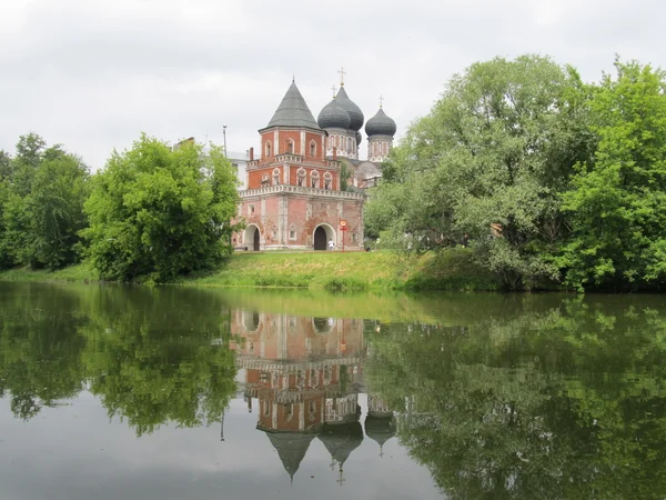 Rusia, Moscú. La mansión del zar "Izmailovo". Puente Torre e iglesia . — Foto de Stock