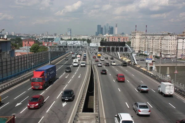 Moskau. Dritte Umgehungsstraße in der Andrejewski-Brücke. — Stockfoto