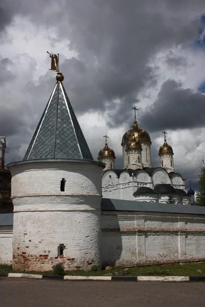 Rusia, región de Moscú, Mozhaisk. Monasterio de Luzhetsky, torre . — Foto de Stock