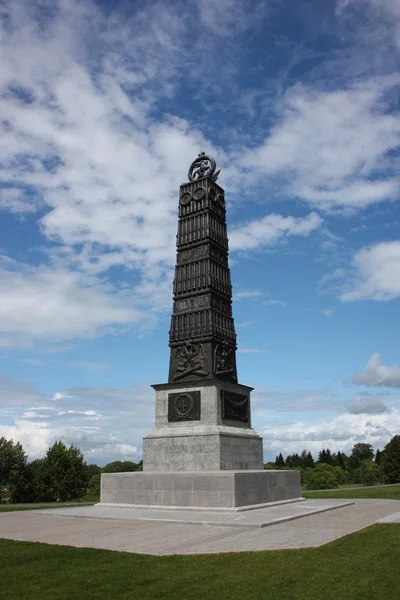 Un monumento a los soldados rusos de la patria agradecida en el campo de Borodino — Foto de Stock