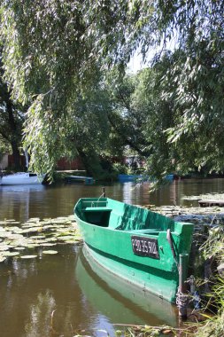 Rusland, Jaroslavl regio. de boot op de rivier trubezh in pereslavl.