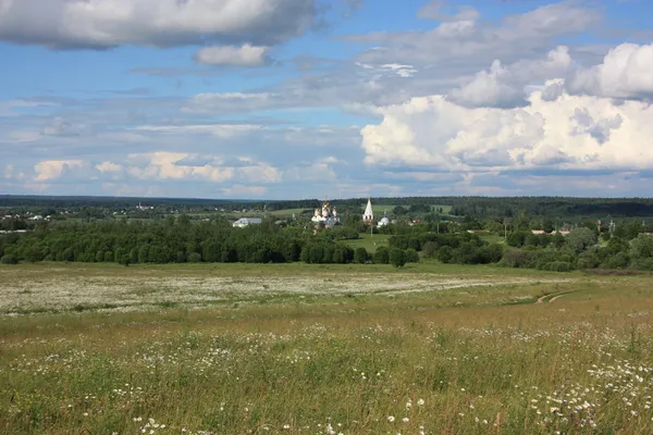 Russische veld. rurale landschap en het klooster in de Moskou regio. — Stockfoto
