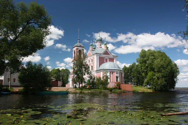 Pereslavl. fyrtio martyrer kyrka i mynningen av floden trubezh. — Stockfoto