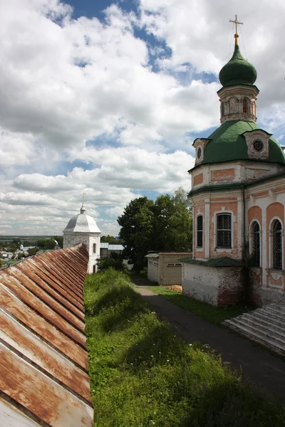 Russia, Yaroslavl region, Pereslavl. Goritskii Monastery Uspensky Cathedral and fortress wall. — Stock Photo, Image
